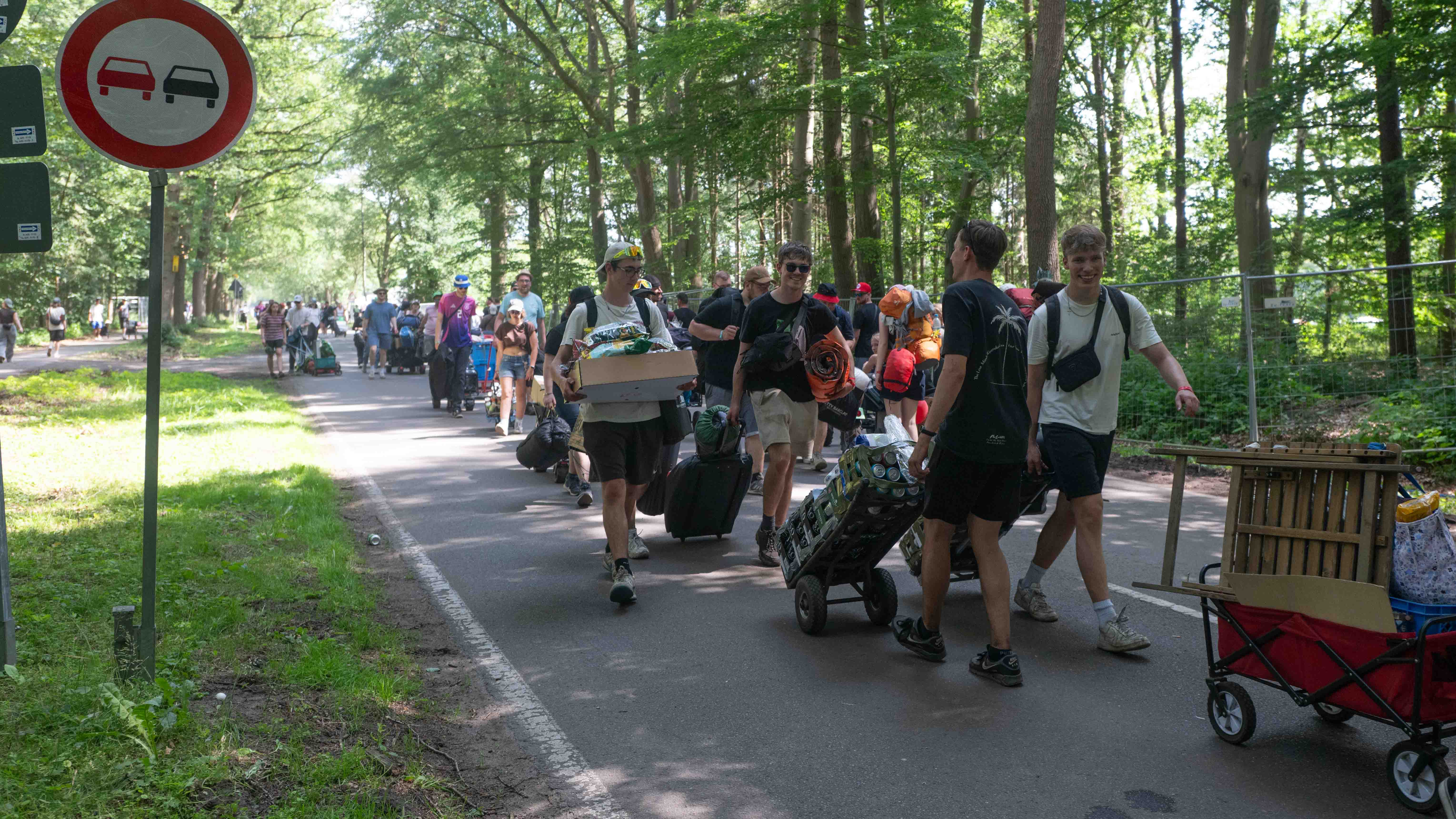 18.06.2026, Eichenring, Scheessel, GER, Hurricane-Festival, im Bild Die Anreise mit der Sackkarre oder dem Bollerwagen zum...