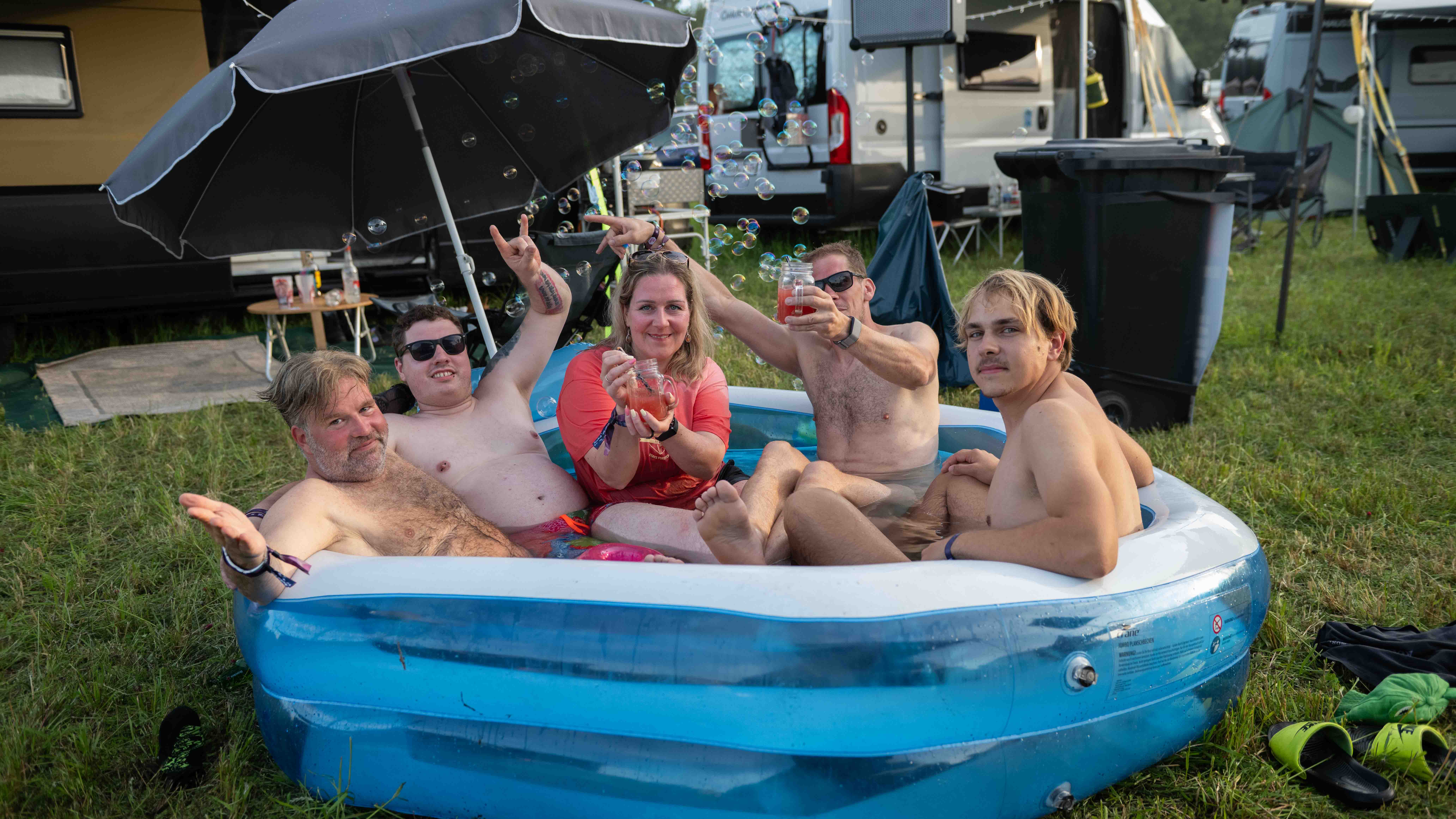 18.06.2026, Eichenring, Scheessel, GER, Hurricane-Festival, im Bild die Abkühlung bei der sommerlichen Hitze Foto © Rojahn