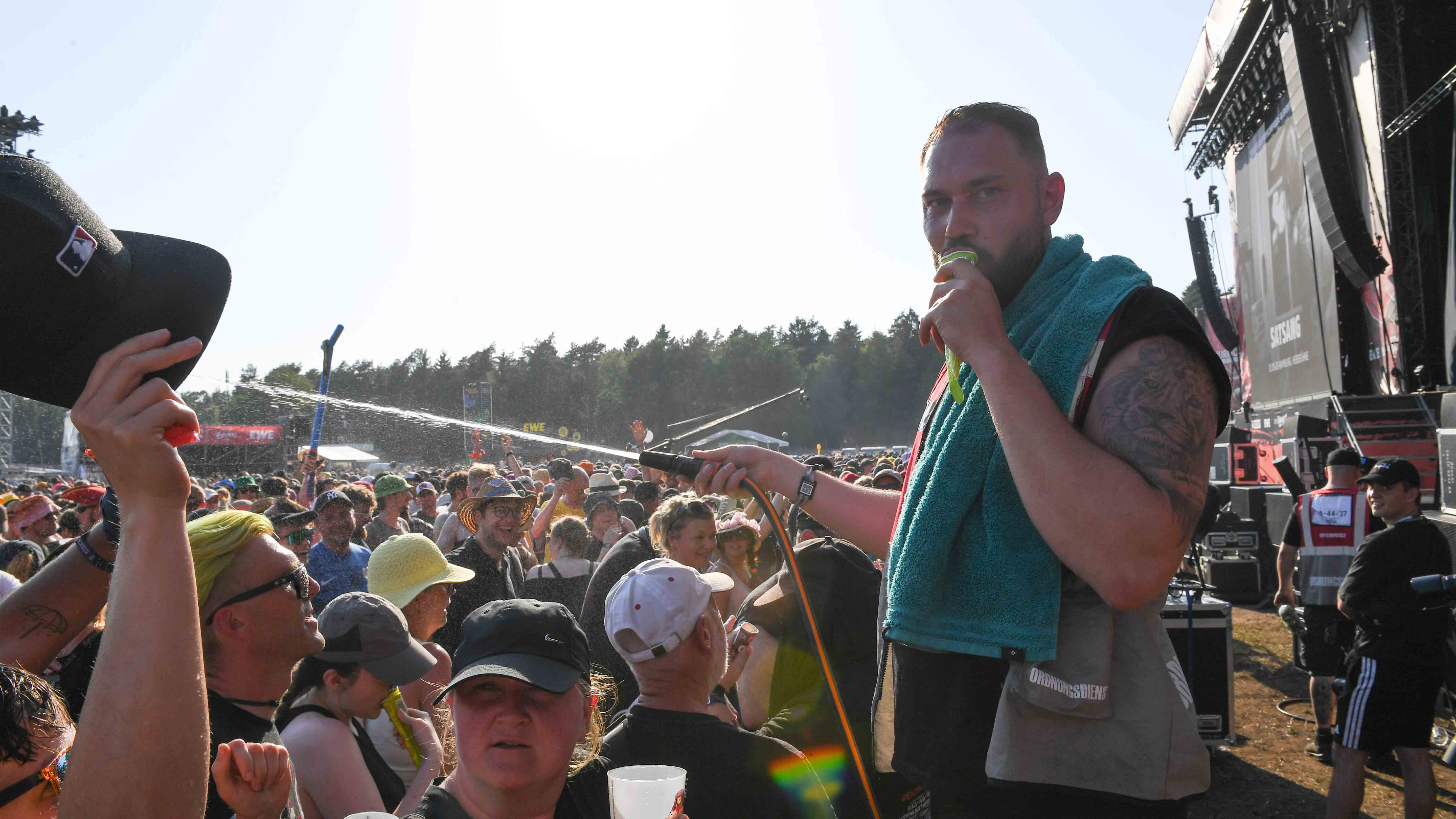 19.06.2026, Eichenring, Scheessel, GER, Hurricane-Festival, im BildWasser und Eis das passt bei dem WetterFoto © Rojahn