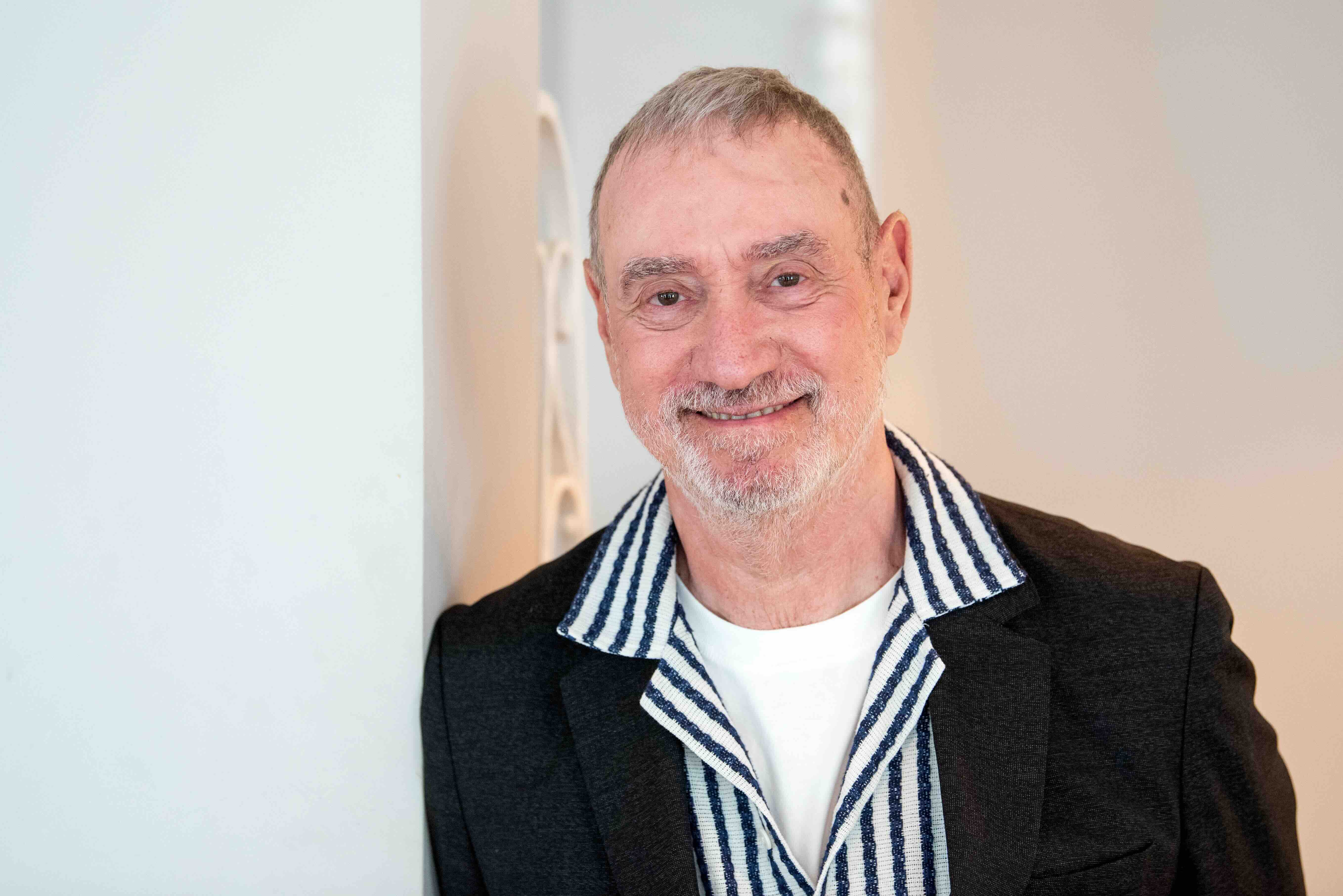 Roland Emmerich, Regisseur, lächelt nach einem Interview am Rande der Digitalmesse OMR. +++ dpa-Bildfunk +++