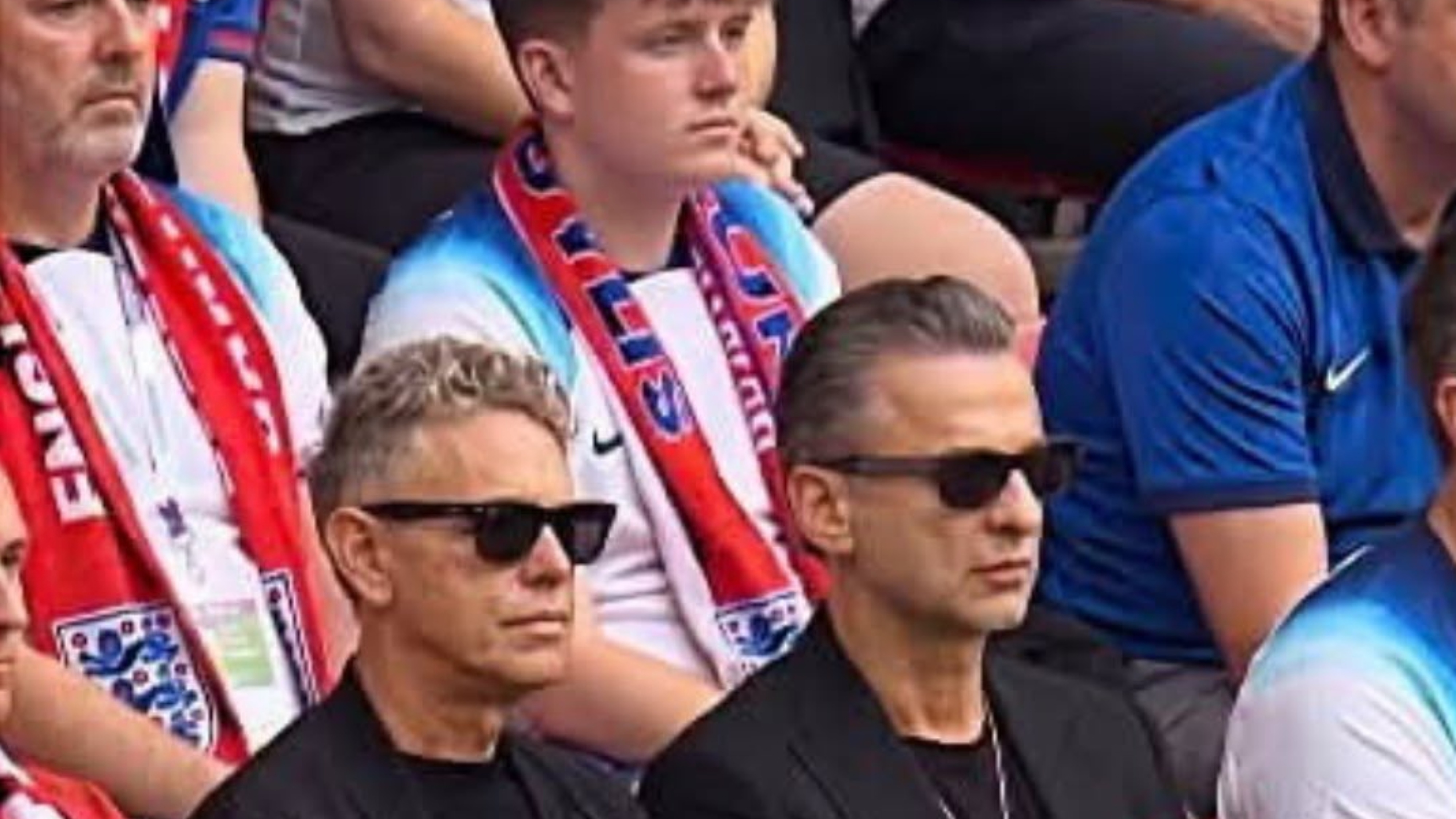 Amüsante Vorstellung (aber KI): Dave Gahan und Martin Gore im WM-Publikum